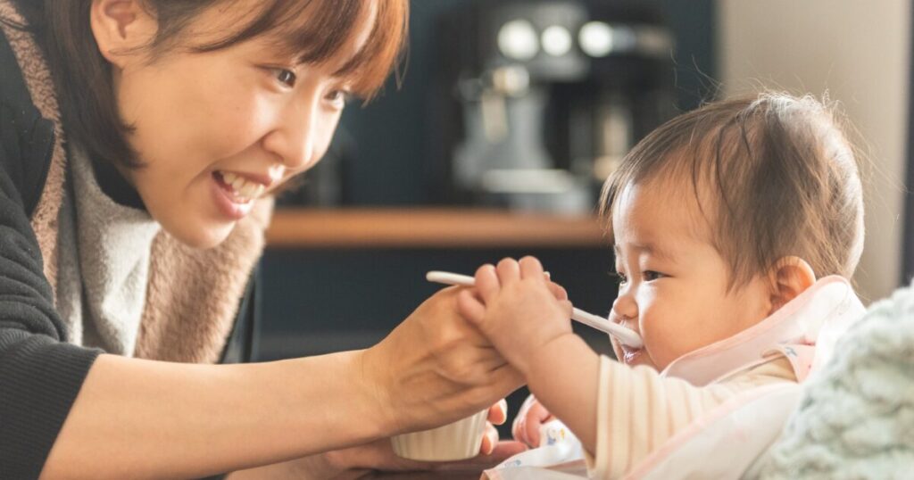 離乳食を食べる赤ちゃん